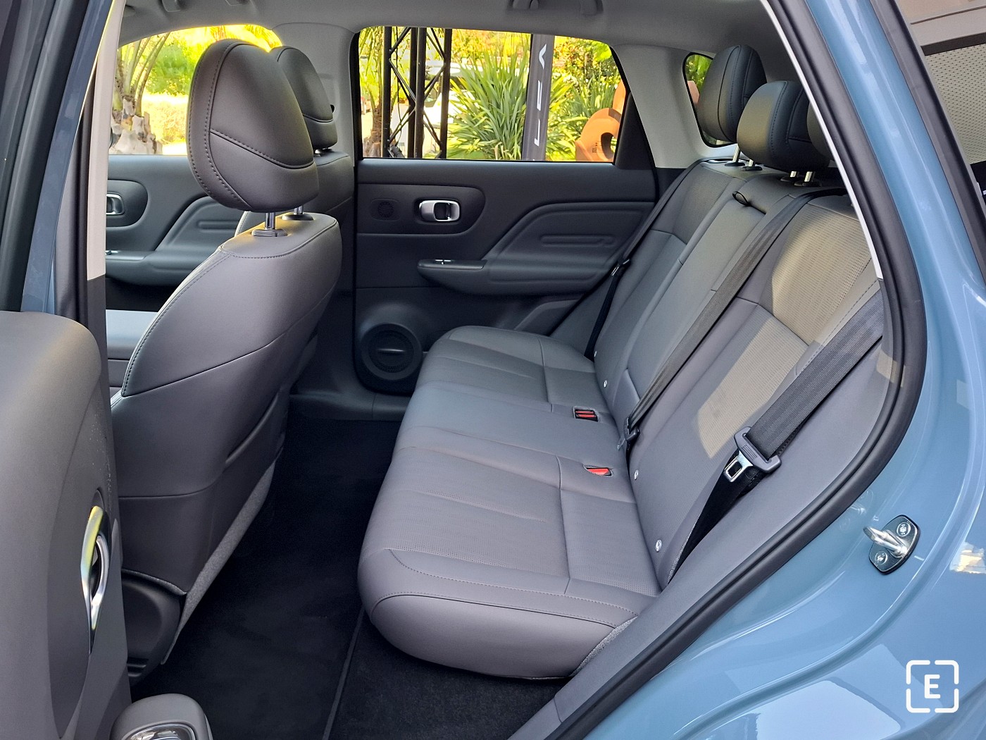 Interiér Leapmotor B10 rear seats interior legroom space