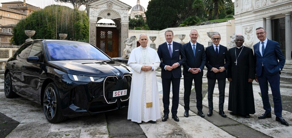 elektromobil bmw ix xdrive60 pope leo papez lev 14. papamobil